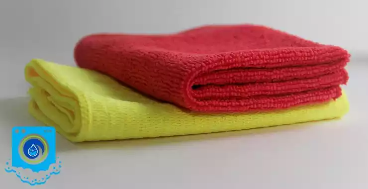 Doblar ropa en una lavanderia abierta